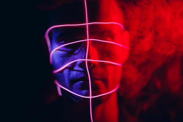 Portret mężczyzny z neonowymi liniami na twarzy Koncepcja cyberpunk i wirtualna rzeczywistość