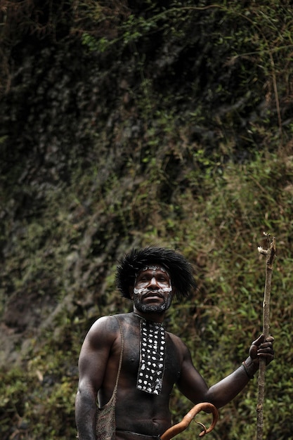 Portret Mężczyzny Z Plemienia Dani Noszącego Tradycyjne Stroje Koteka Z Plemienia Papua Dani, Patrzących W Arou