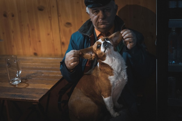 Portret mężczyzny z psem siedzącym na stole