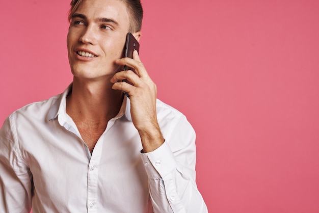 Portret mężczyzny z telefonem w ręku moda pozowanie studio styl życia