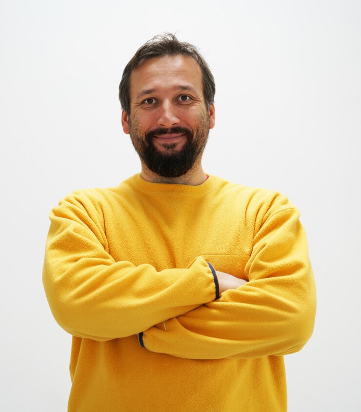 Zdjęcie portret mężczyzny z żółtym