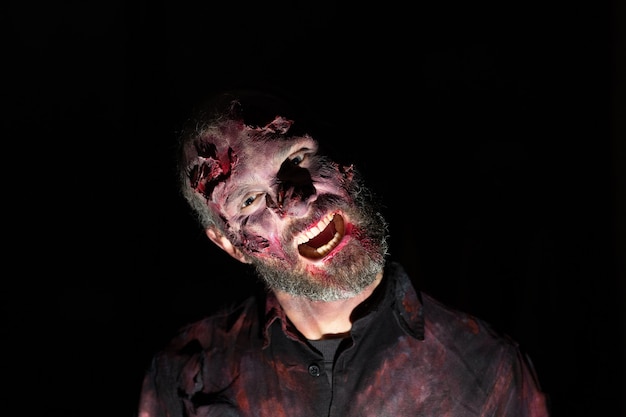 Portret Mężczyzny Zombie W Ciemności Z Makijażem Na Imprezę Halloween