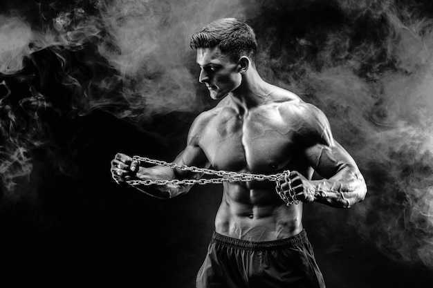 Portret mięśni sportowca łzawienie metalowy łańcuch