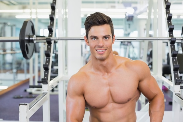 Portret mięśniowy mężczyzna w gym