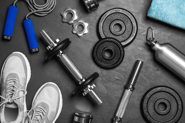 Portret mięśniowych ludzi stojących w siłowni klubu sportowego Koncepcja zdrowego stylu życia