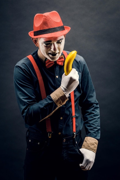 Portret MIM w postaci przestępcy bandyta Rasa bandytów Trzymaj banana w postaci broni