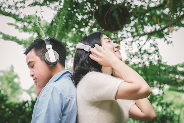Portret młoda dziewczyna i chłopiec słuchamy muzyka hełmofonem