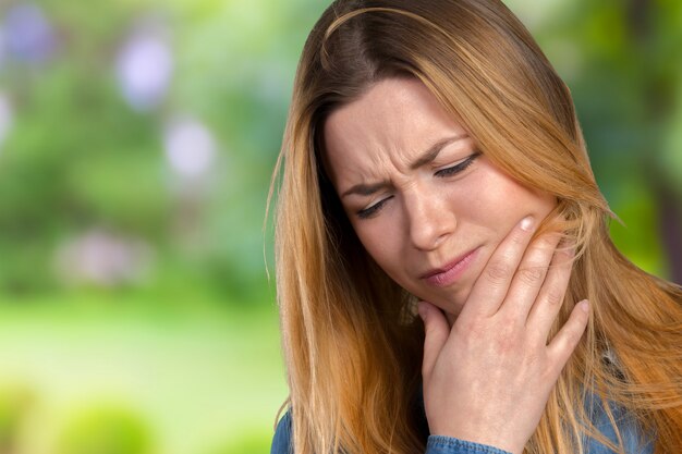 Portret młoda kobieta z toothache