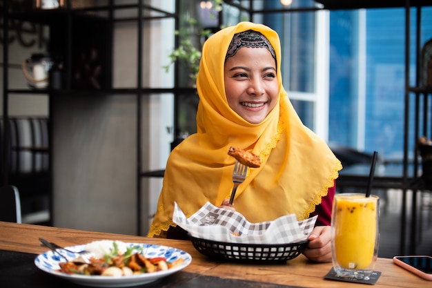 Portret Młoda Muzułmańska Kobieta W Sklep Z Kawą