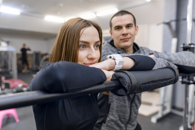 Portret Młoda Para W Gym