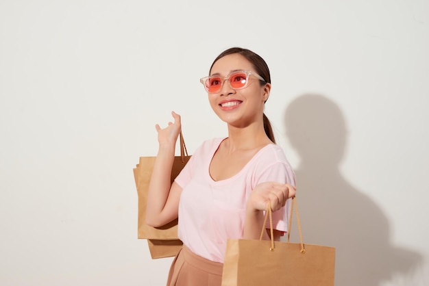 Portret młoda piękna atrakcyjna dziewczyna uśmiechając się z białą torbą na zakupy.