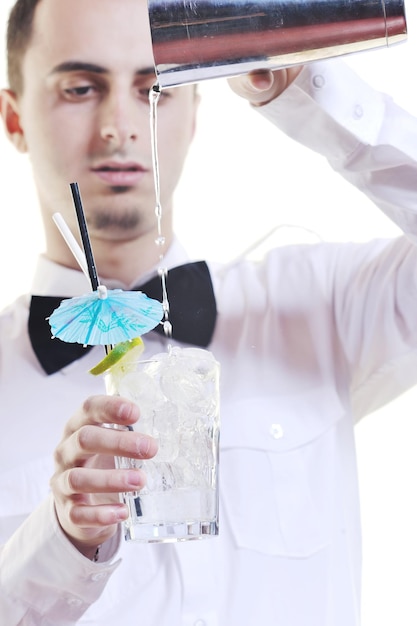 portret młodego barmana na białym tle z alkoholowym napojem koktajlowym