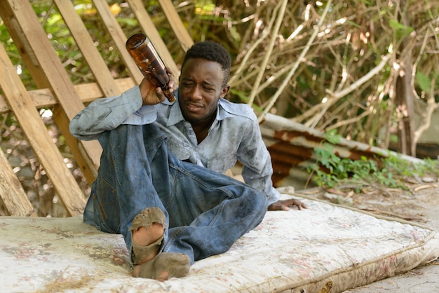 Portret młodego bezdomnego afrykańskiego mężczyzny na ulicach na zewnątrz