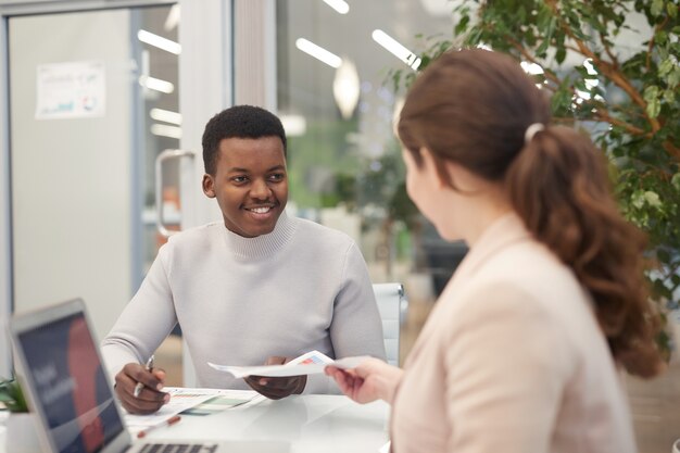 Portret młodego biznesmena African-American omawianie projektu pracy