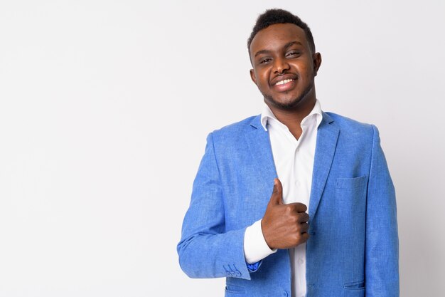 Portret Młodego Biznesmena Afrykańskiego Na Sobie Niebieski Garnitur Przed Białą ścianą
