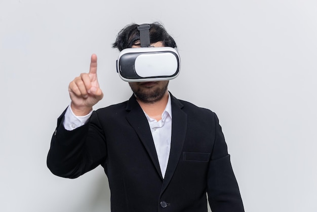 Portret młodego biznesmena nosi okulary wirtualnej rzeczywistości VR na białym tle