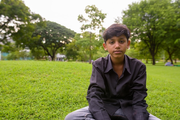 Portret młodego chłopca indyjskich relaks w parku