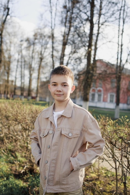 Portret młodego chłopca w kurtce na ulicy