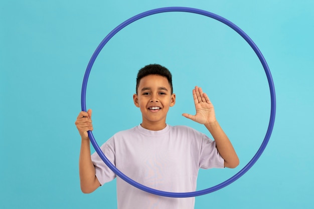 Zdjęcie portret młodego chłopca z hula-hoop