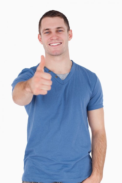 Portret młodego człowieka z kciukiem do góry