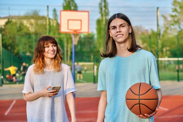 Portret młodego faceta grającego w koszykówkę na korcie gry na świeżym powietrzu jest nieostry