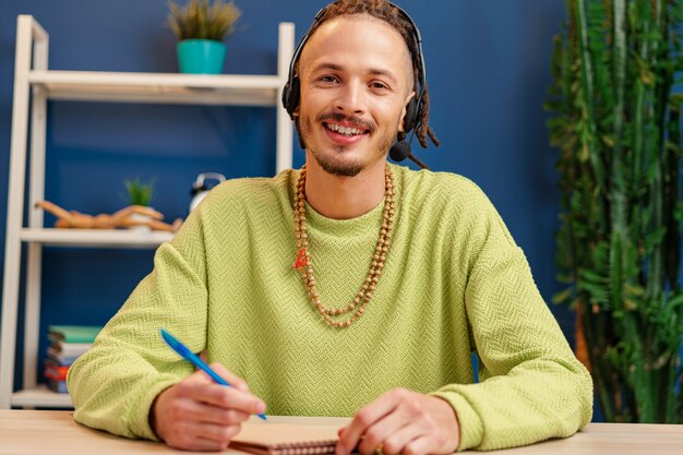 Portret młodego faceta z zestawem słuchawkowym, koncepcja pracownika obsługi klienta