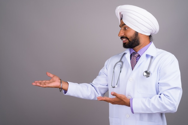 Portret młodego lekarza indyjskiego człowieka Sikh z uśmiechem