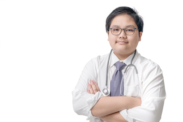 Portret młodego lekarza ze stetoskopem na białym tle