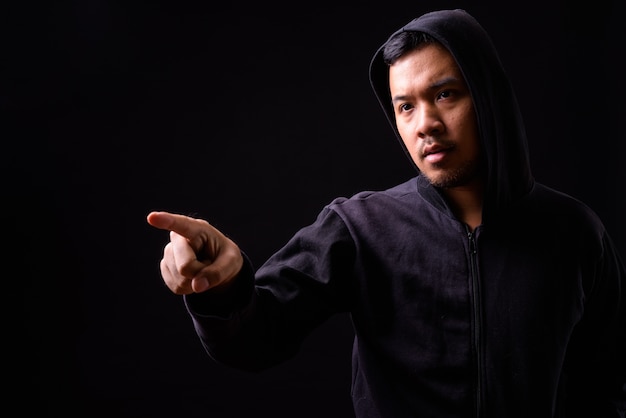 portret młodego mężczyzny Azji na sobie bluzę z kapturem na czarno