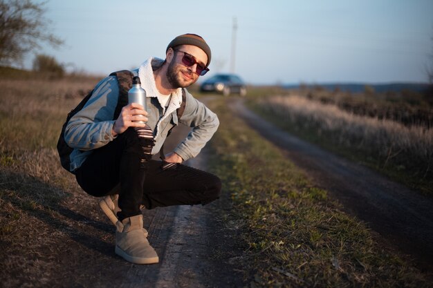 Portret młodego mężczyzny hipster z plecakiem