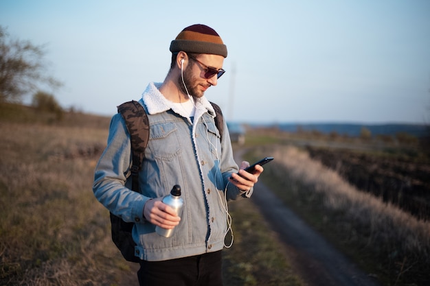 Portret młodego mężczyzny hipster z plecakiem