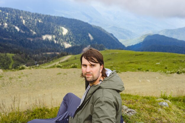 Zdjęcie portret młodego mężczyzny na lądzie