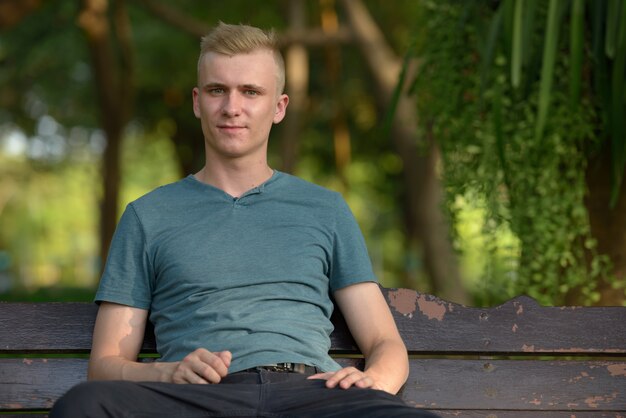 Portret Młodego Mężczyzny O Blond Włosach W Parku Na świeżym Powietrzu