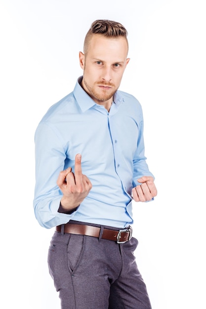 Portret młodego mężczyzny pokazujący środkowy palec