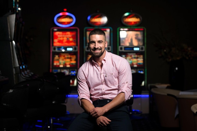 Portret młodego mężczyzny rasy kaukaskiej w kasynie