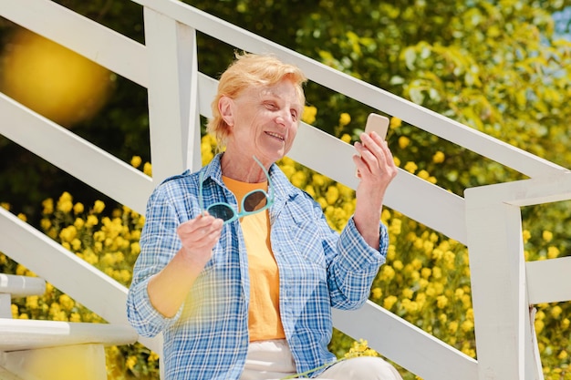 Portret młodego mężczyzny stojącego przy balustradzie