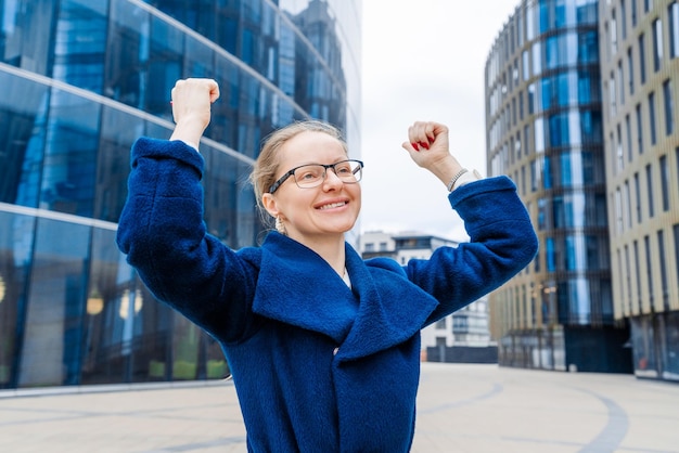 Zdjęcie portret młodego mężczyzny stojącego w mieście