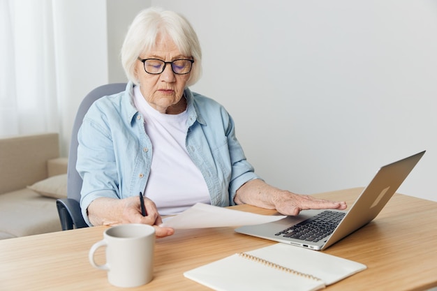 Portret młodego mężczyzny używającego laptopa przy stole