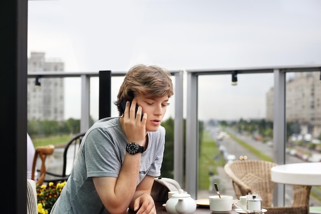 Portret młodego mężczyzny używającego smartfona na świeżym powietrzu