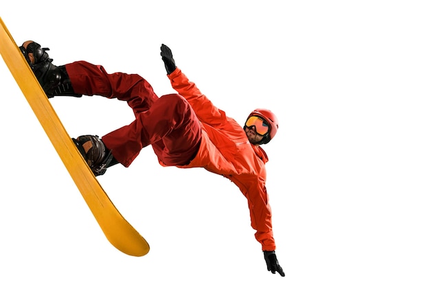 Zdjęcie portret młodego mężczyzny w odzieży sportowej z snowboardem na białym tle na tle białego studia. zima, sport, snowboard, snowboardzista, aktywność, ekstremalna koncepcja