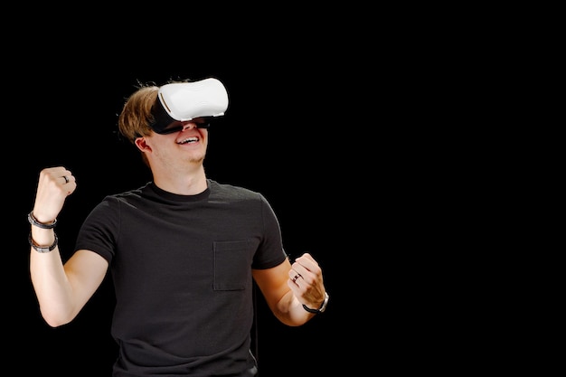 Portret młodego mężczyzny w okularach wirtualnej rzeczywistości 3D Młody mężczyzna korzystający z gogli VR gogle VR