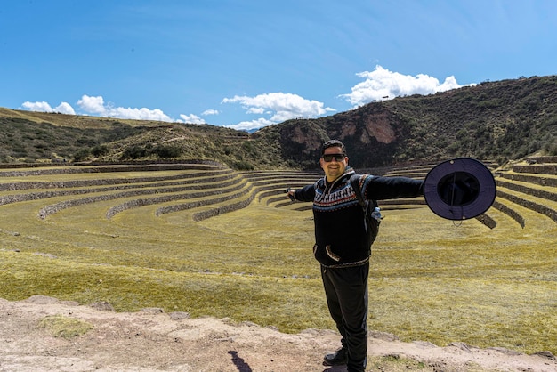 Zdjęcie portret młodego mężczyzny w ruinach moray w cusco