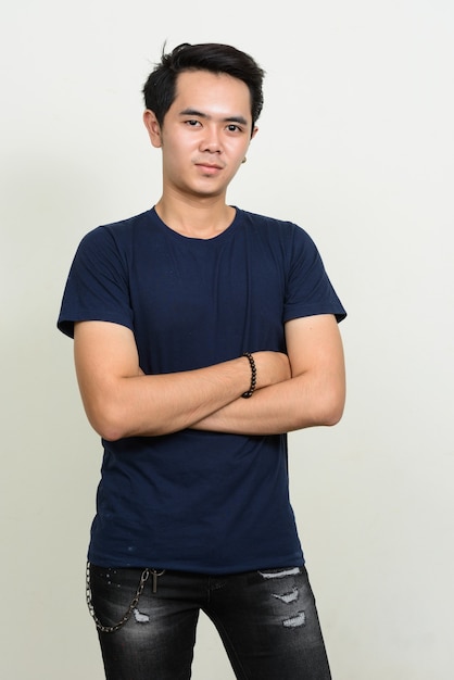 Portret młodego mężczyzny z Azji z rękami skrzyżowanymi