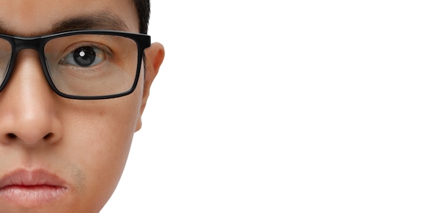 Portret młodego mężczyzny z okularami na białym tle. miejsce na kopię.