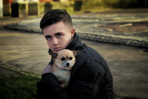Zdjęcie portret młodego mężczyzny z psem