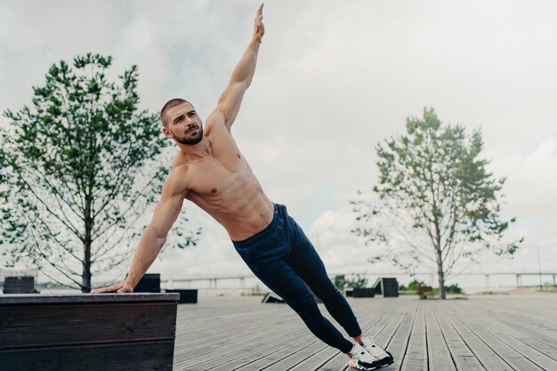 Zdjęcie portret młodego mężczyzny z rękami podniesionymi ku niebu