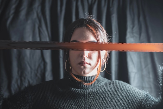 Portret młodego mężczyzny z zamkniętymi oczami