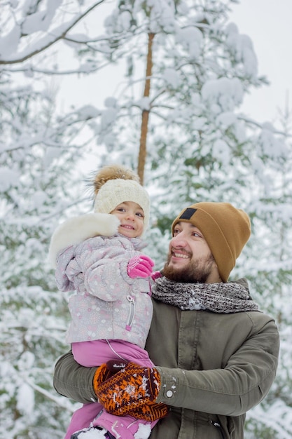 portret młodego ojca i jego córeczki na zewnątrz śnieżna zima