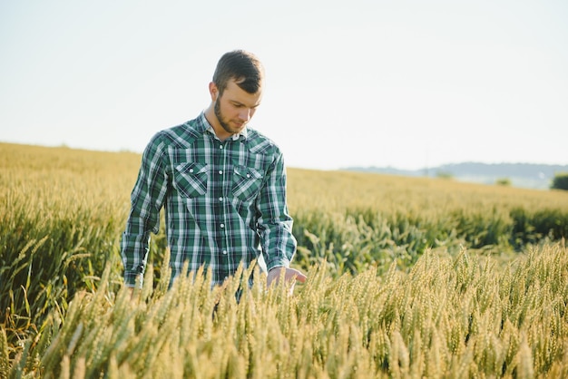 Portret młodego przystojnego biologa lub agronoma.