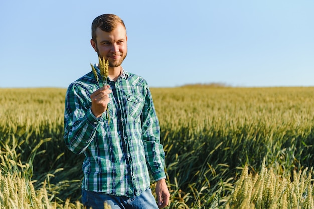 Portret młodego przystojnego biologa lub agronoma.